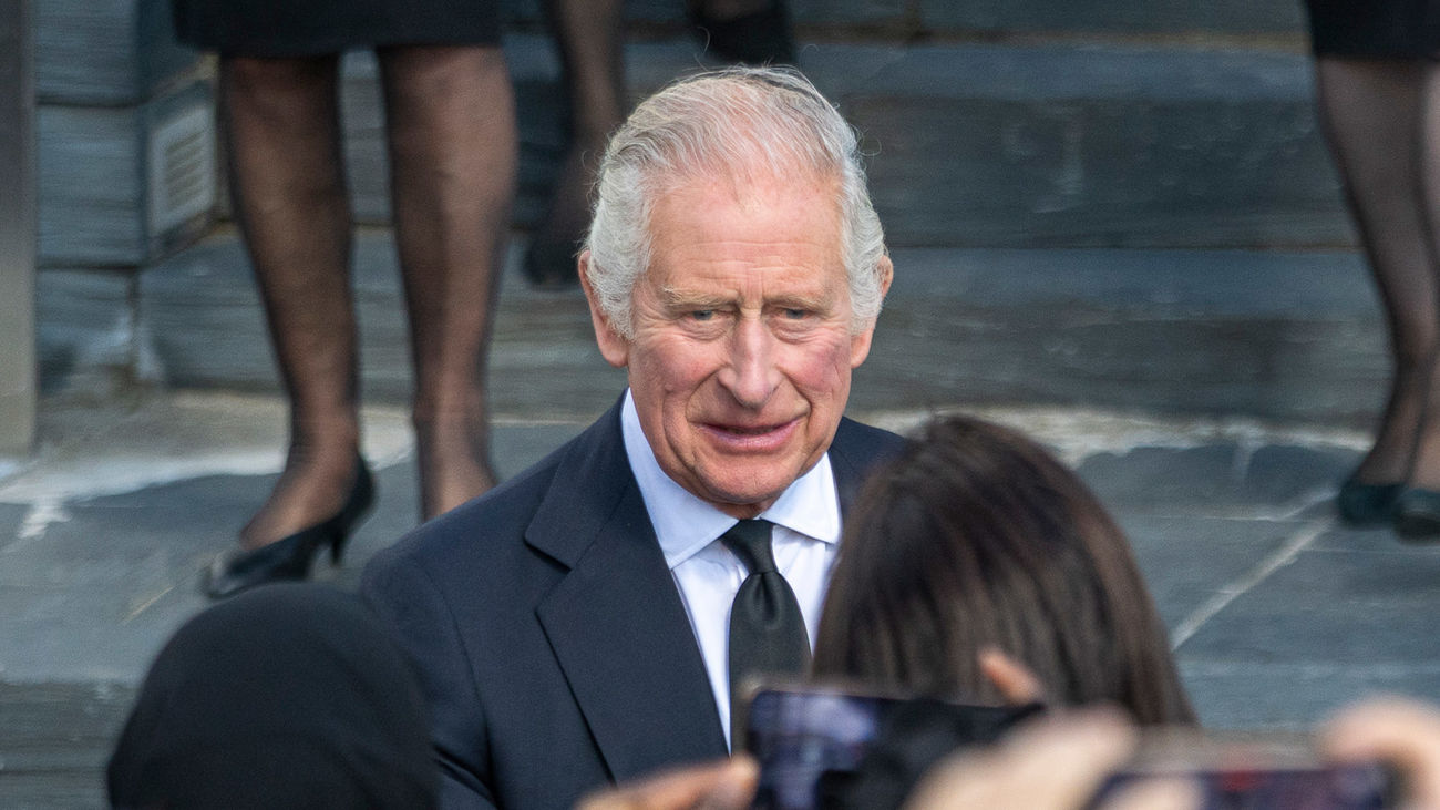 Carlos III y sus hermanos velan el féretro de Isabel II en la "vigilia de los príncipes"