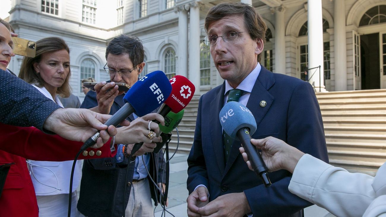 El alcalde de Madrid realiza declaraciones frente al Ayuntamiento de Nueva York