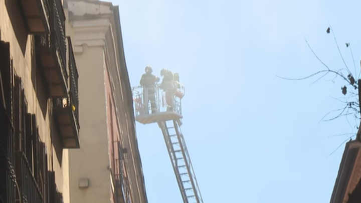 Bomberos tratan de sofocar el incendio posterior a la explosión en la calle San Vicente Ferrer / TELEMADRID