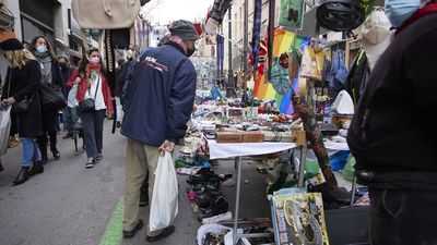 Los servicios técnicos evaluarán ubicar en la calle Toledo los puestos del Rastro reordenados por las obras