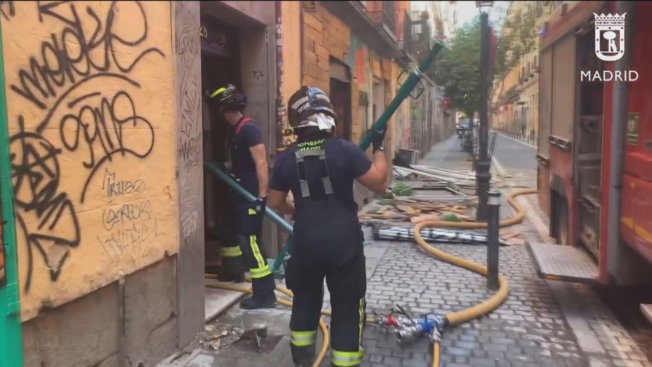 Los Bomberos apuntalan el edificio de Malasaña donde permanecerá un retén por la noche