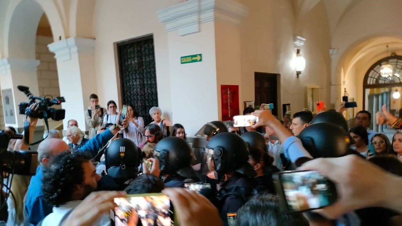 La Universidad de Granada condena el escrache a Macarena Olona