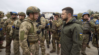 Ucrania denuncia una masacre en Izium con más de 400 tumbas y salas de tortura tras la retirada rusa