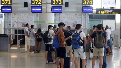 Los aeropuertos españoles registran 65 cancelaciones a primera hora por la huelga de controladores aéreos en Francia