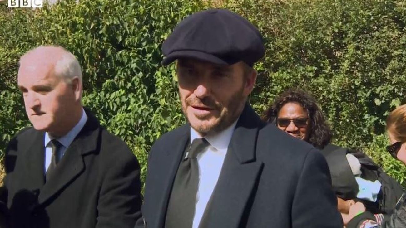 David Beckham, uno más en la kilométrica cola para rendir homenaje a Isabel  II