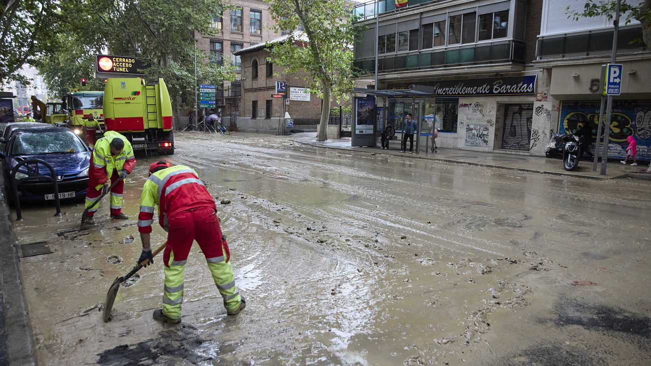 La calle Antonio Leyva sigue cortada al tráfico mientras se trabaja en el socavón por la rotura del Canal