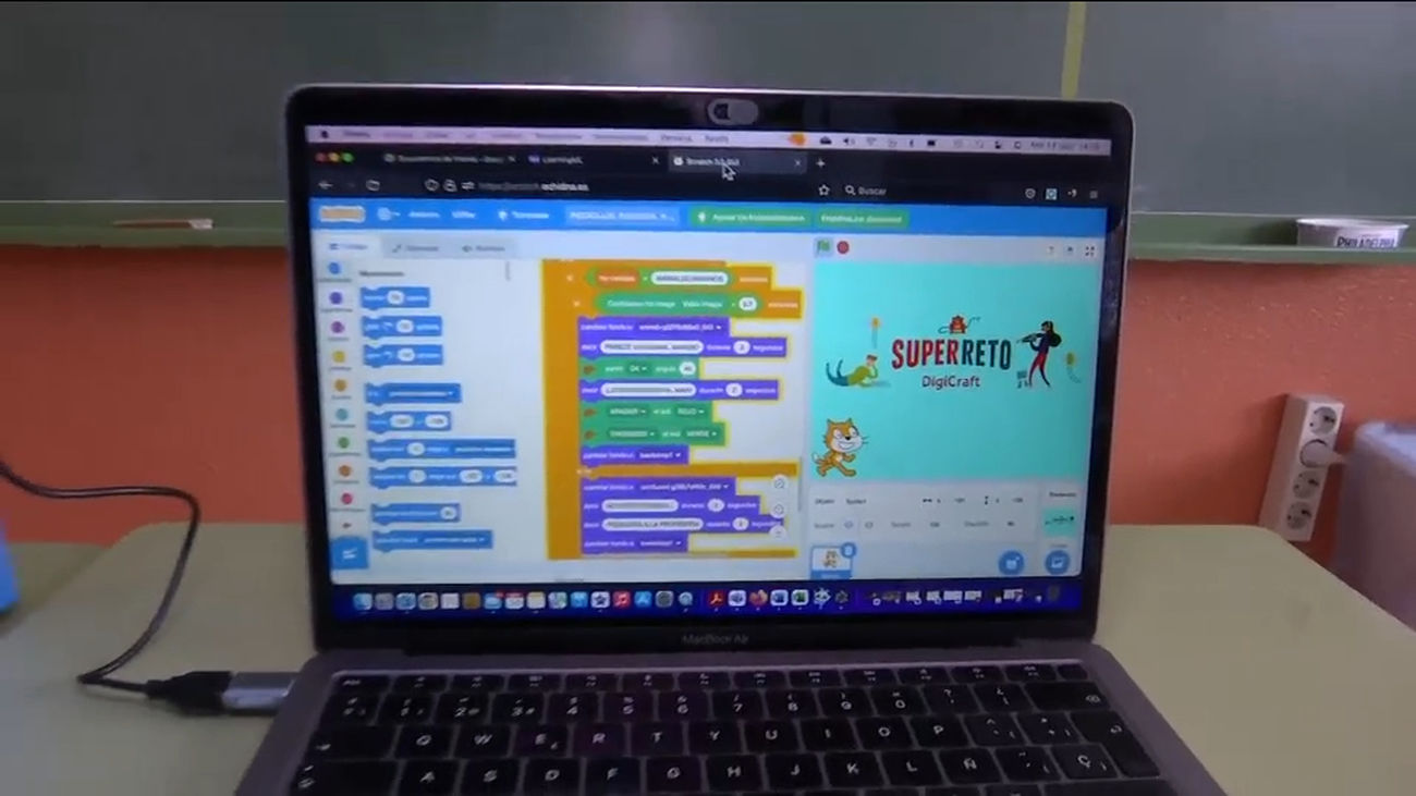 Un clasificador de residuos marinos diseñado por niños de 10 años gana el premio de 'Digicraft'