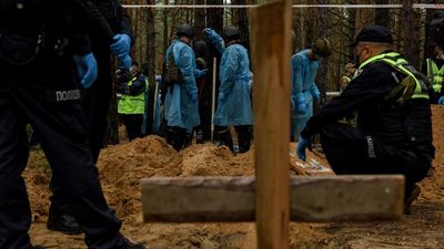 Estados Unidos califica de "crimen de guerra" la fosa común hallada con 440 cuerpos en Izium