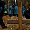 Estados Unidos califica de "crimen de guerra" la fosa común hallada con 440 cuerpos en Izium