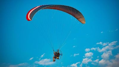 Muere un hombre en un accidente de paramotor en Cádiz tras perder el control del aparato