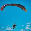 Muere un hombre en un accidente de paramotor en Cádiz tras perder el control del aparato