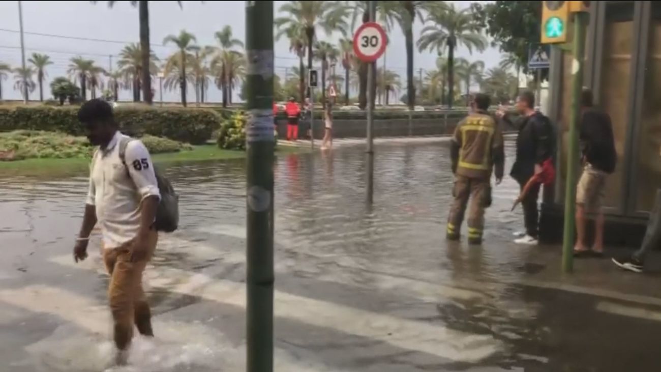 Un herido grave en Mataró al quedar atrapado en su coche por las fuertes lluvias