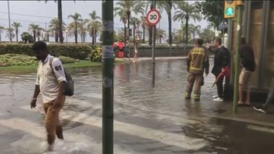 Un herido grave en Mataró al quedar atrapado en su coche por las fuertes lluvias