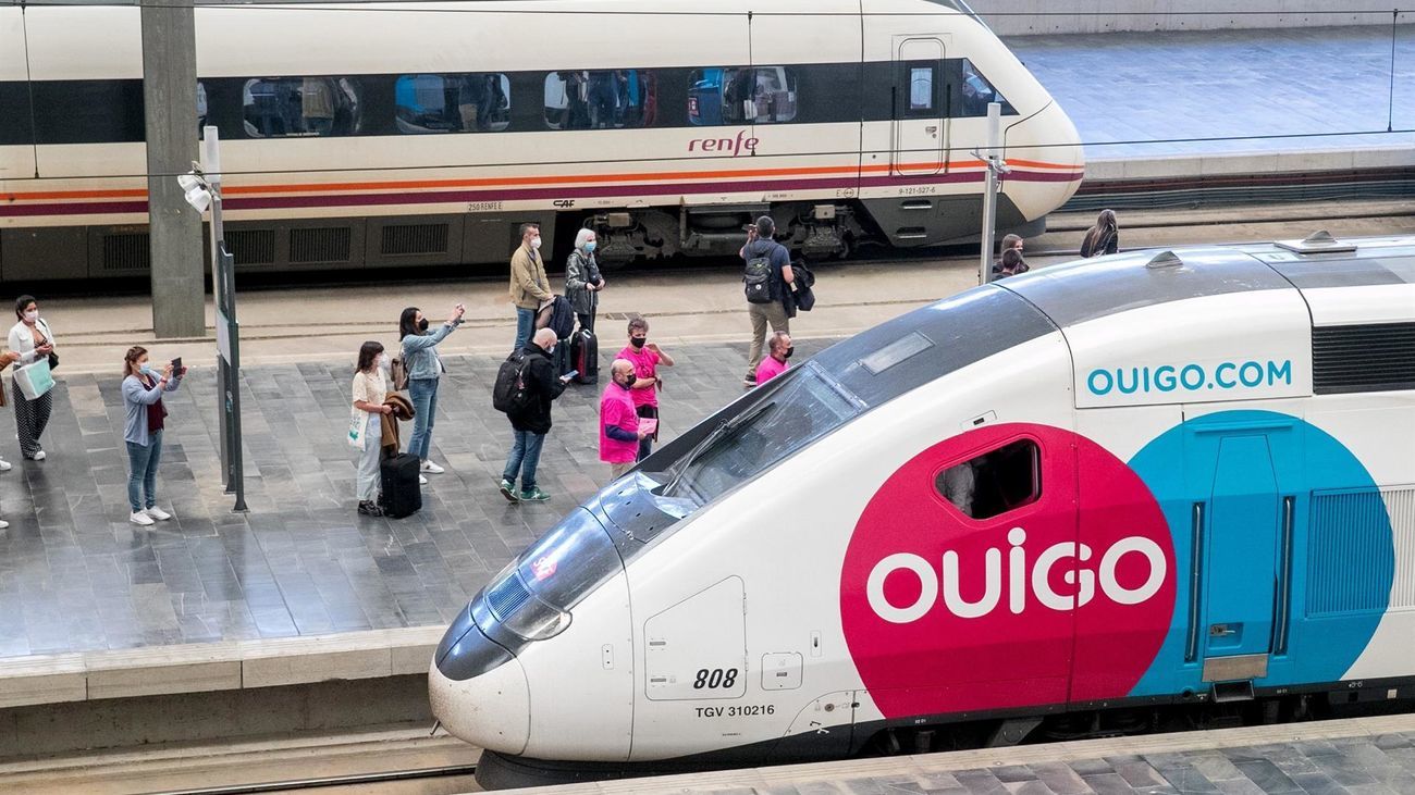 Tren de la empresa francesa Ouigo operando en una estación española