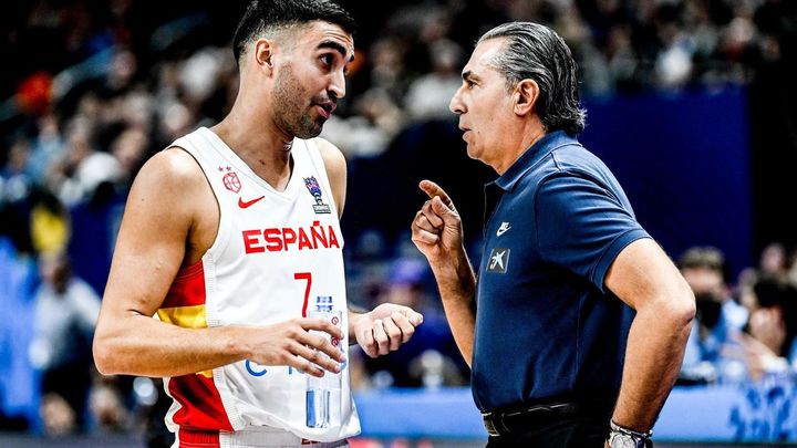 Sergio Scariolo da instrucciones a  Jaime Fernandez durante la final del Eurobasket 2022 en Berlín / EFE
