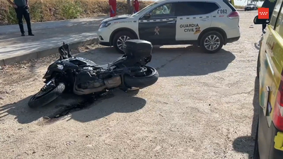 Muere un motorista tras perder el control en una calle de Casarrubuelos cortada al tráfico