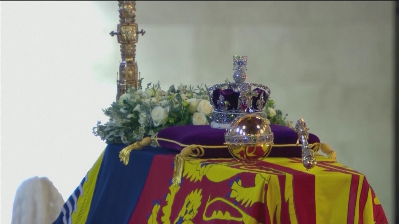 Ataúd con los restos de Isabel II, en la Abadía de Westminster