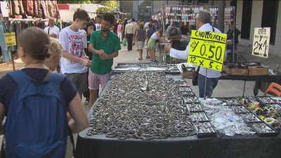 Los vendedores de El Rastro de Madrid siguen a la espera de una ubicación provisional