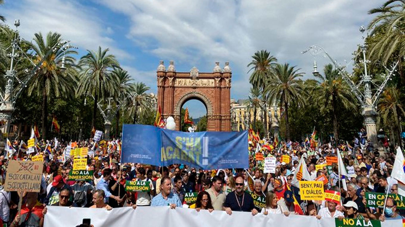 En Directo I Miles de personas se manifiestan en Barcelona para pedir que el castellano sea lengua vehicular