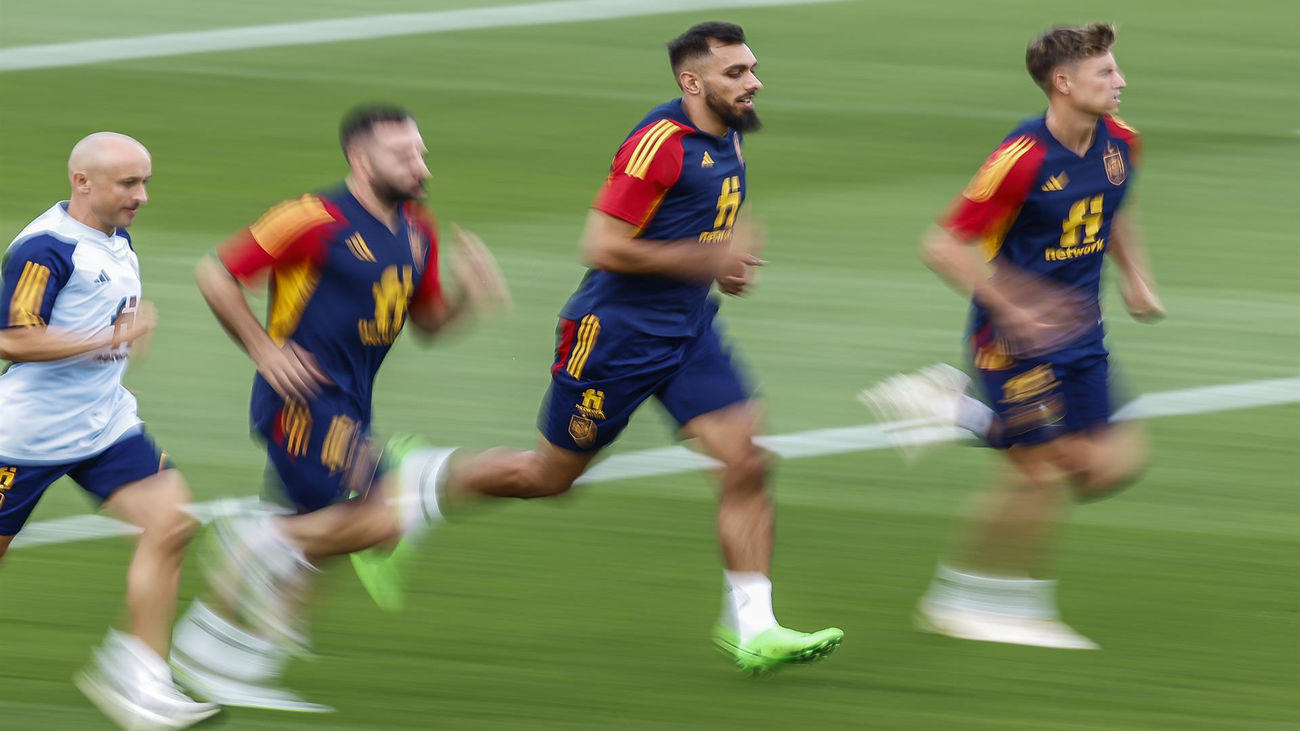 España arranca con Luis Enrique midiendo esfuerzos