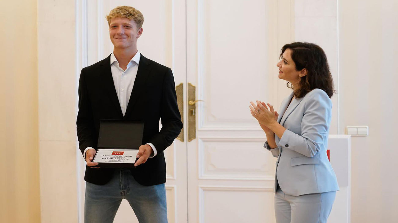 Ayuso recibe a Martín Landaluce tras ganar el Open junior de tenis