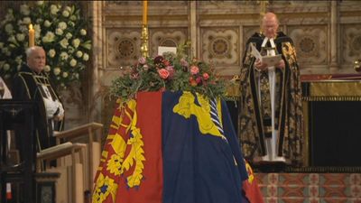 Isabel II descansa en la cripta del castillo de Windsor