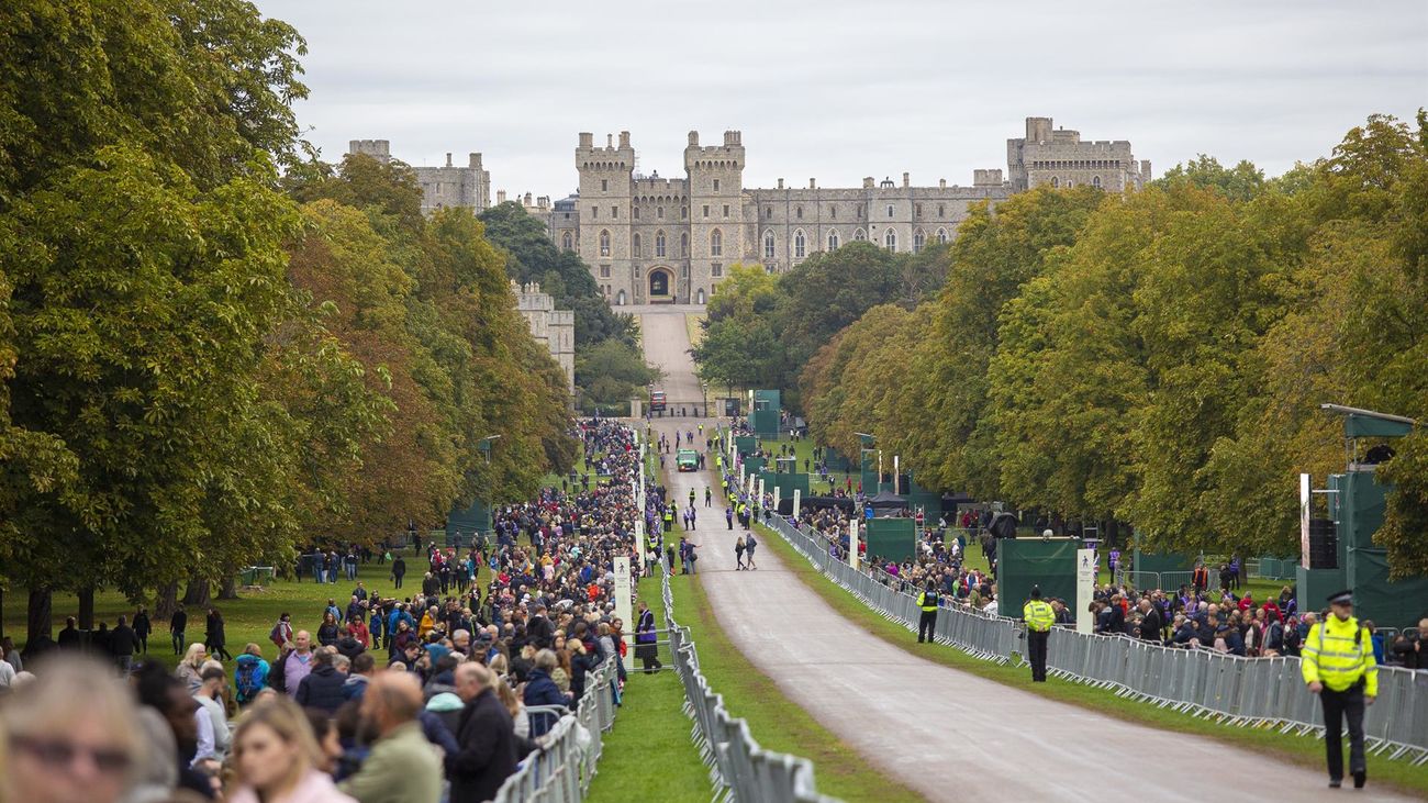 Miles de personas asistirán al traslado del féretro de la reina Isabel II hasta abadía de Westminster
