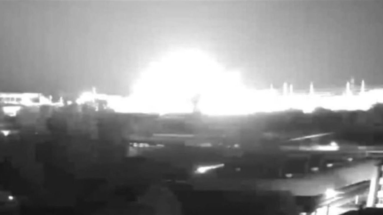 Foto  dl 19 de septiembre de 2022 realizada  por la compañía de energía nuclear Energoatom, que muestra el momento de una explosión de un ataque con misiles rusos en el territorio de la Planta de Energía Nuclear (NPP) del sur de Ucrania, cerca de la ciudad de Yuzhnoukrainsk.