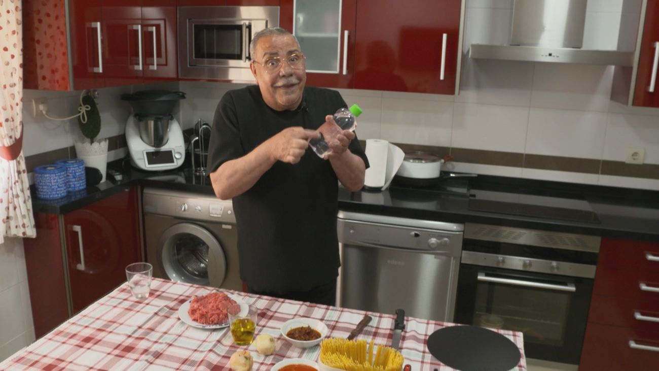 Ni aceite de oliva ni aceite de girasol: ¡Juan Salazar El Chunguito cocina con aceite Johnson!