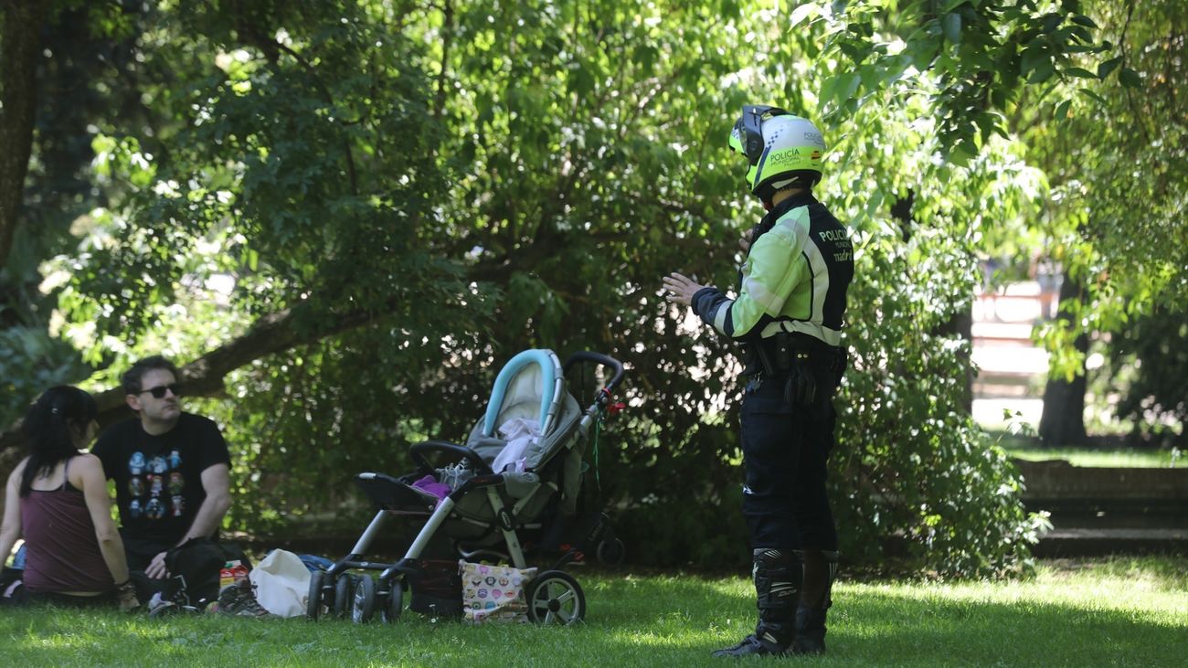 Policía nacional patrullando en el  parque de Retiro