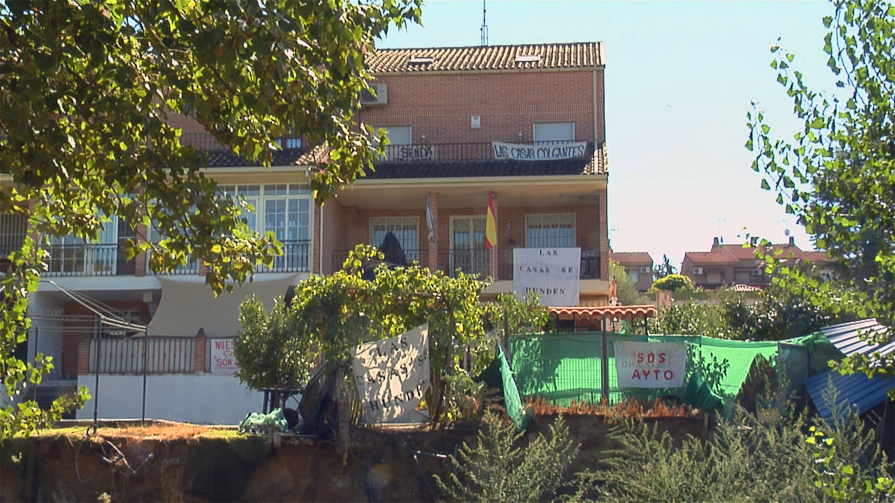Los vecinos de Arroyomolinos, atemorizados ante el posible derrumbe de sus viviendas