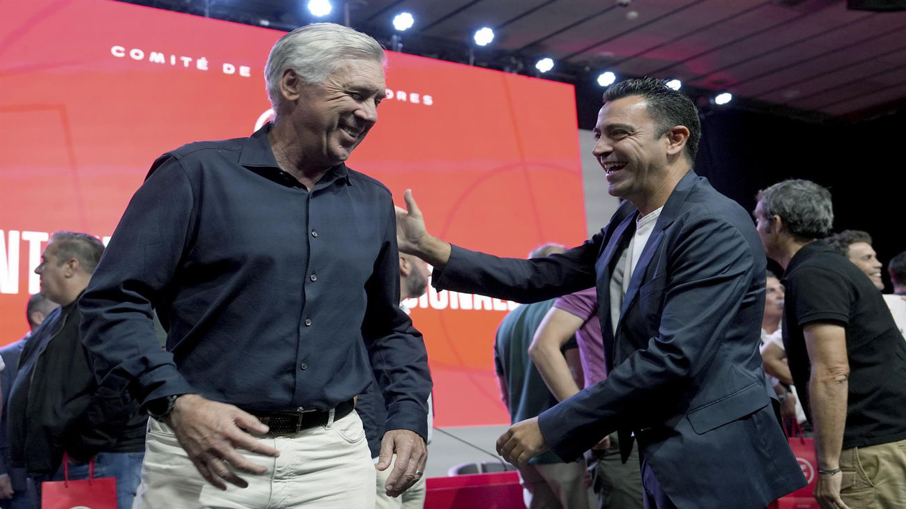 Ancelotti y Xavi se funden en un abrazo en una reunión de entrenadores