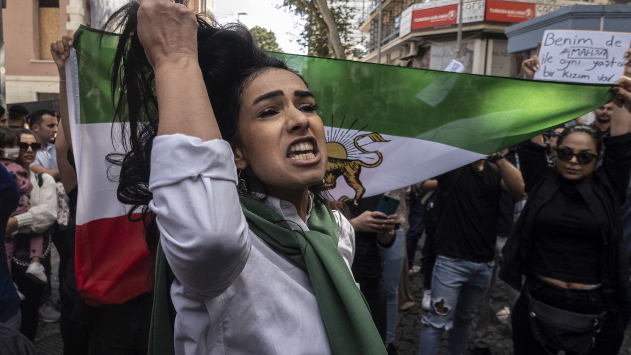 Una mujer durante las protestas por la muerte de Amini en Irán