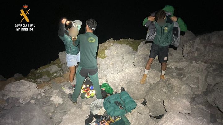 Momento en que la Guardia Civil les deja ropa de abrigo / Guardia Civil