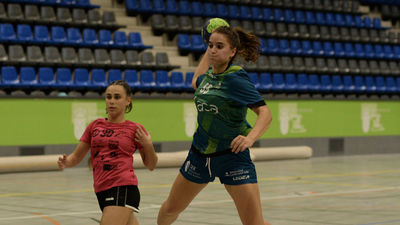 Balonmano Ikasa inicia la liga femenina en plan vendaval
