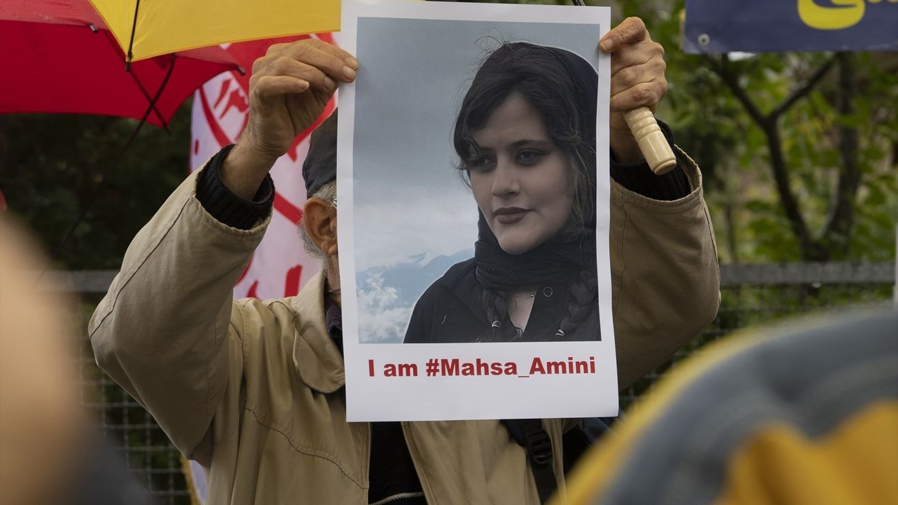 Aumentan a 17 los muertos en Irán por las protestas por la muerte de Amini, detenida por llevar mal el velo