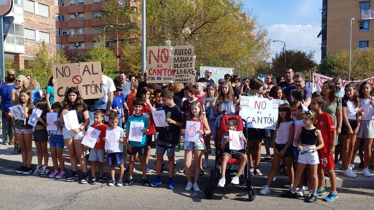 Vecinos del PAU de Carabanchel en una protesta contra el cantón de limpieza