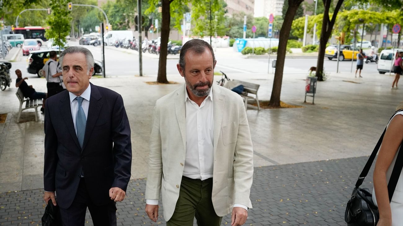 Sandro Rosell con su abogado por las calles de Barcelona