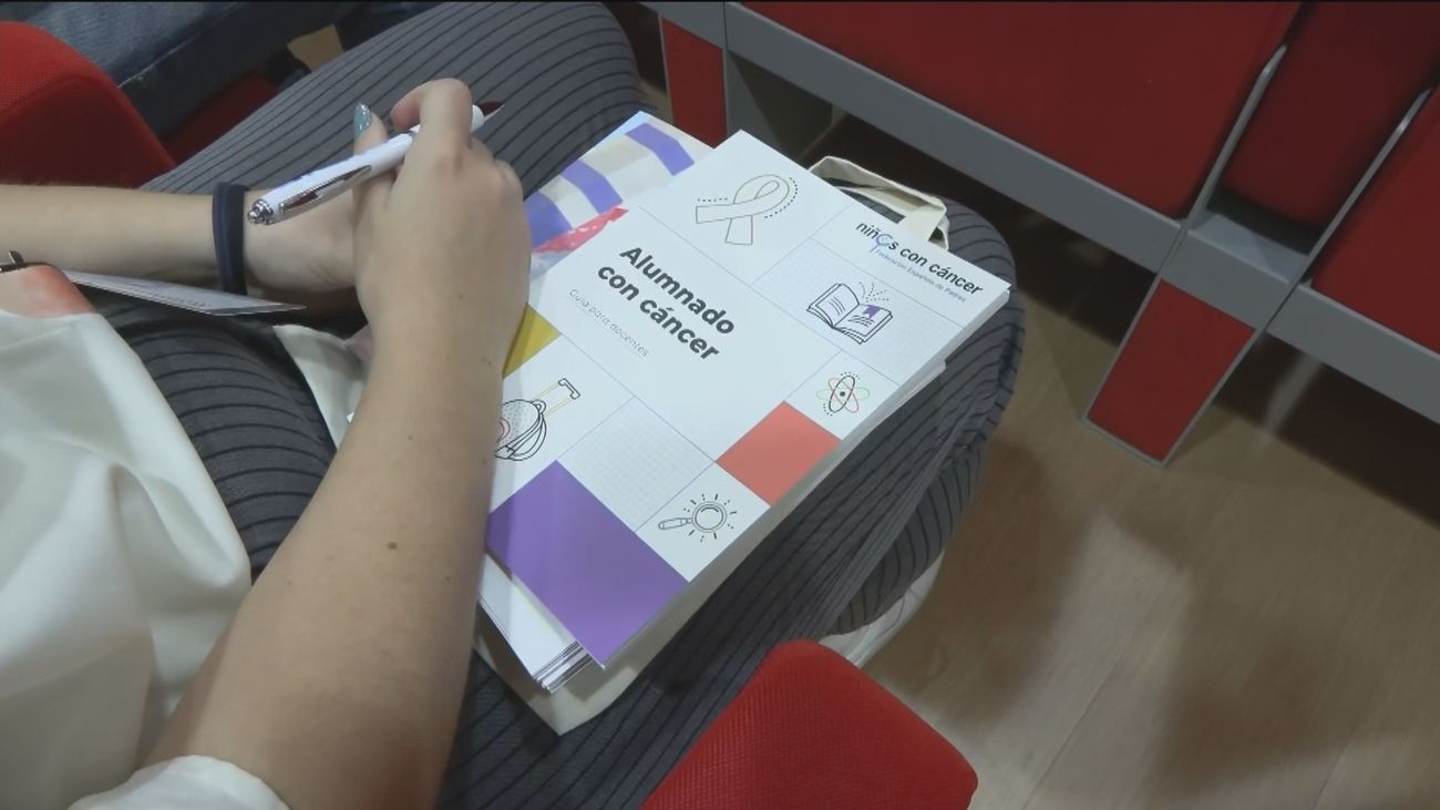 Pilar Alegría destaca el "papel esencial" del colegio en la "normalización del día a día" de los niños con cáncer