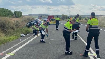 Tres motoristas muertos al chocar un turismo y dos motos en Alfés, Lérida