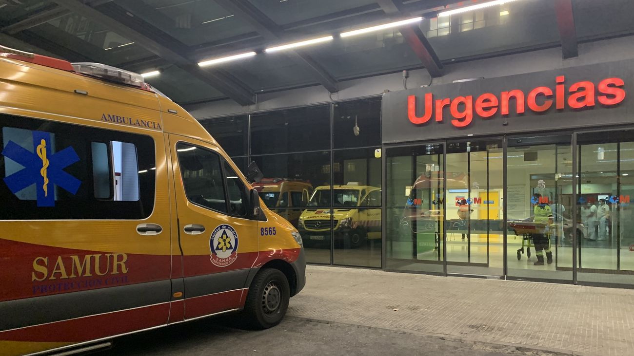 Vehículo del Samur frente a las urgencias del Hospital Clínico de Madrid