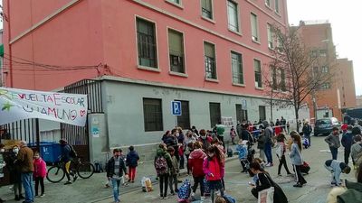 Cansados de ruidos, humos y riesgo de atropellos cerca de los colegios de Madrid