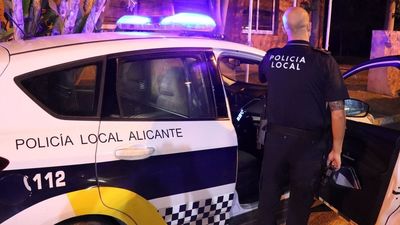 Mueren dos jóvenes al chocar su moto contra una farola en Alicante