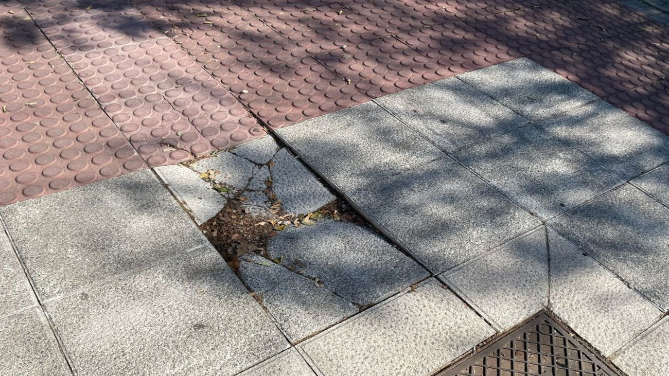 Una vecina de Carabanchel se rompe las muñecas tras tropezarse con una acera en mal estado