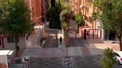 Un hombre ataca a varios policías con un cuchillo en Alcobendas y acaba  reducido con una pistola  táser