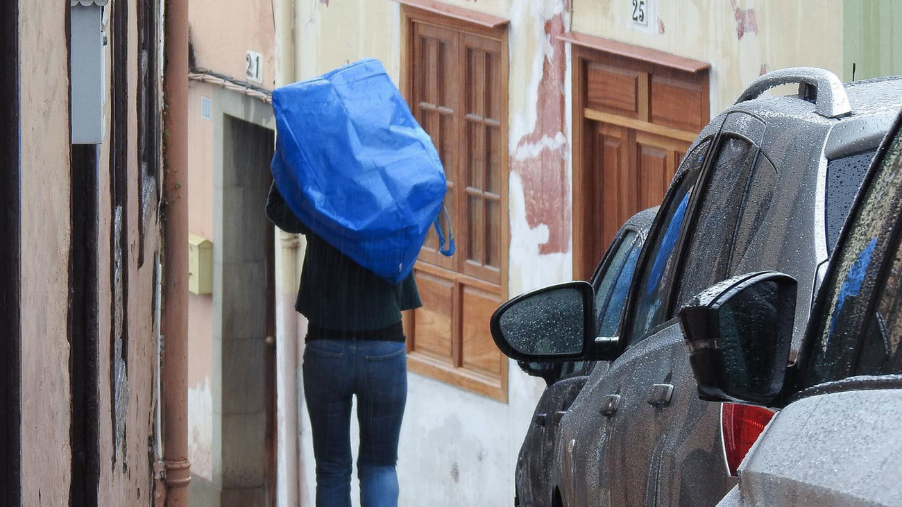 El temporal sobre Canarias obliga a desviar vuelos, suspender las oposiciones de guardia civil y un partido de La Liga