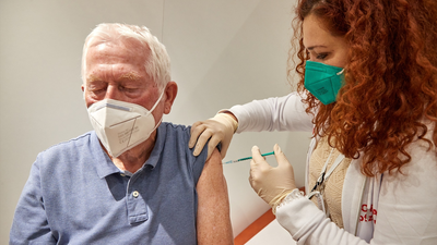 Madrid arranca la vacunación de la cuarta dosis contra la Covid  en 733 residencias este lunes