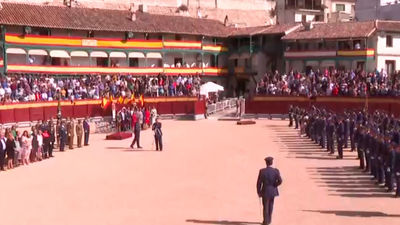 200 civiles juran la bandera en la plaza de Chinchón