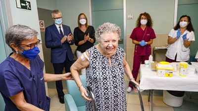 Madrid vacuna ya con la nueva dosis contra el covid: desde el 17 de octubre también contra la gripe