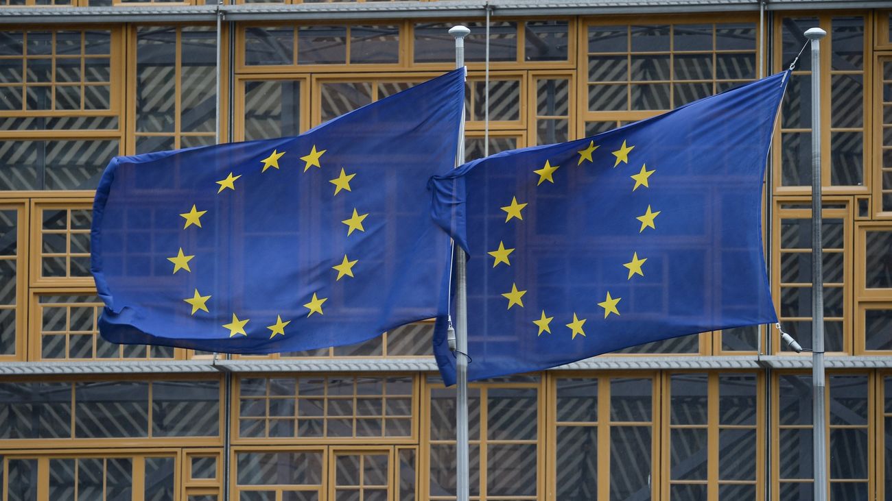 Banderas de la UE en la sede de la Comisión Europea en Bruselas